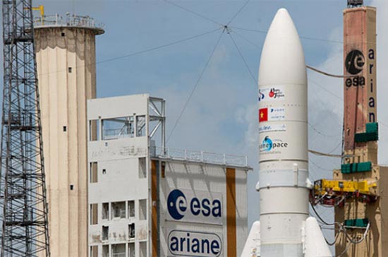 Tên lửa Ariane 5 đã được vận chuyển bằng bệ phóng di động theo một hệ thống đường ray ra bãi phóng ELA-3.