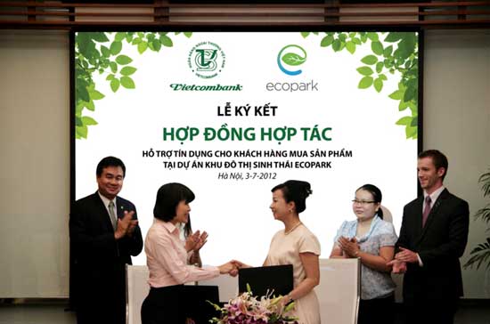 Bà Đặng Thị Ngọc Bích, Phó Tổng giám đốc Vihajico (bên phải) và bà Phạm Thúy Nga, Giám đốc Chính sách sản phẩm bán lẻ Vietcombank ký hợp đồng hợp tác.