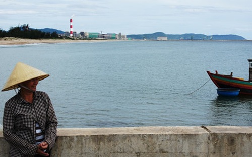 Tại một số khu vực, nước biển ven bờ đã bị ô nhiễm dầu mỡ khoáng do hoạt
 động công nghiệp ven biển và hoạt động của các cảng biển và giao thông 
trên biển.