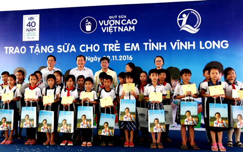 <div>Các đại biểu trao tặng sữa cho các em học sinh trường tiểu học Hoà Bình A, xã Hoà Bình, Huyện Trà Ôn, tỉnh Vĩnh Long trong chương trình Quỹ sữa Vươn cao Việt Nam tại Vĩnh Long.</div>