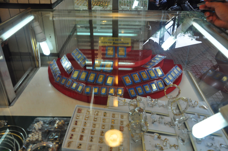 So với giá vàng thế giới quy đổi (chưa tính thuế và các chi phí khác), giá vàng trong nước đang cao hơn thế giới khoảng 45.000 đồng/chỉ.