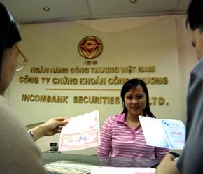 Giao dịch tại Công ty Chứng khoán Ngân hàng Công thương - Ảnh: Việt Tuấn.