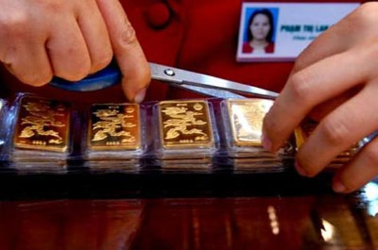“Việc mua vàng trong thời gian này chứa đựng nhiều rủi ro cho những người nắm giữ vàng”, Ngân hàng Nhà nước khuyến cáo.