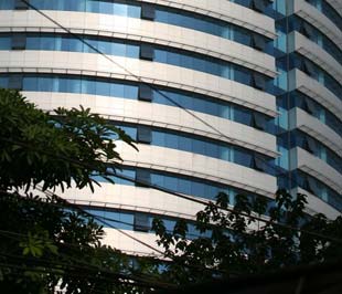 Nghiên cứu mới nhất của công ty tư vấn bất động sản CB Richard Ellis Việt Nam cho thấy, nguồn cung thị trường văn phòng của Hà Nội trong năm nay sẽ dư thừa rất nhiều - Ảnh: Việt Tuấn.