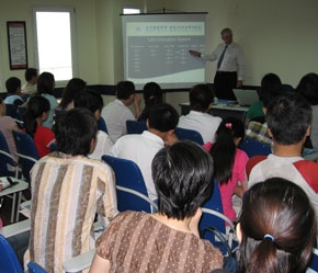 Việc các nhà đầu tư nước ngoài trong lĩnh vực giáo dục tìm kiếm cơ hội vào Việt Nam đang tạo ra thách thức cho các trường đại học trong nước.