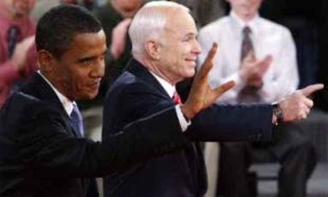 Ông Obama và McCain trước khi bước vào một cuộc tranh luận - Ảnh: Reuters.