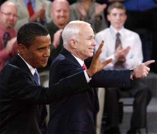 Ông Obama và McCain trước khi bước vào một cuộc tranh luận - Ảnh: Reuters.