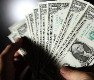 Ngân hàng Nhà nước cho biết đang theo dõi chặt chẽ diễn biến của thị trường để kịp thời có biện pháp bình ổn cung cầu ngoại tệ khi cần thiết.