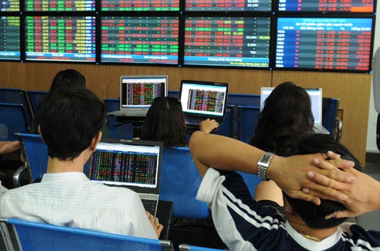 Điều chỉnh để đi tiếp hay điều chỉnh để thoái lui vẫn là những khả năng nằm trong suy tính khó khăn của nhiều nhà đầu tư - Ảnh: Quang Liên.