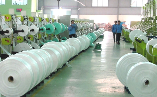 Sản xuất túi ni lông tại Công ty Cổ phần Nhựa và Môi trường xanh An Phát.