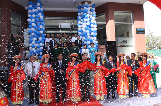 MB vừa khai trương chi nhánh Đắc Lắc, điểm giao dịch đầu tiên của ngân hàng này tại Tây Nguyên và là điểm thứ 100 trên toàn hệ thống.