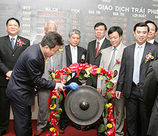 Năm 2009, SHB dự kiến sẽ phát hành trái phiếu chuyển đổi tăng vốn điều lệ từ 2.000 tỷ lên 3.500 tỷ (trong đó: 1.000 tỷ cho các cổ đông hiện hữu, 500 tỷ cho các cổ đông nước ngoài).