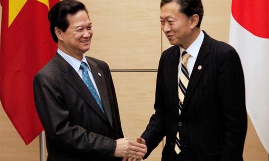 Thủ tướng Chính phủ Nguyễn Tấn Dũng và Thủ tướng Nhật Hatoyama Yukio trong một cuộc gặp tại Tokyo, ngày 7/11/2009 - Ảnh: Reuters.