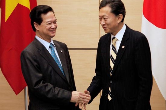 Thủ tướng Chính phủ Nguyễn Tấn Dũng và Thủ tướng Nhật Hatoyama Yukio trong một cuộc gặp tại Tokyo, ngày 7/11/2009 - Ảnh: Reuters.