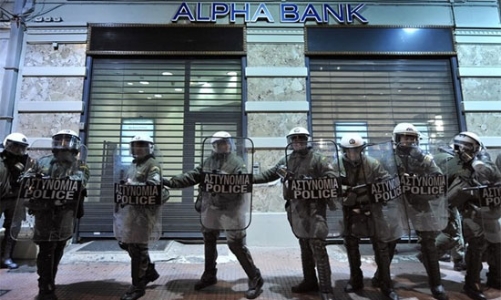 Vàng tiếp tục gánh áp lực giảm giá