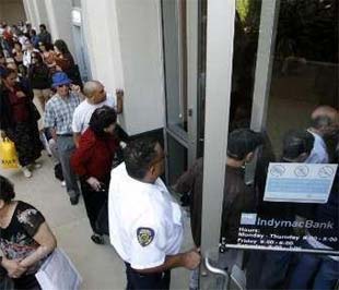 Khách hàng của IndyMac xếp hàng ngoài ngân hàng này chờ rút tiền sau khi IndyMac bị FDIC trưng thu hôm 11/7 - Ảnh: Reuters.