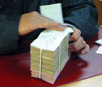 Khi sự mất cân đối giữa tốc độ tăng cung tiền và tốc độ tăng trưởng GDP lớn thì sức ép lạm phát bắt đầu xuất hiện.