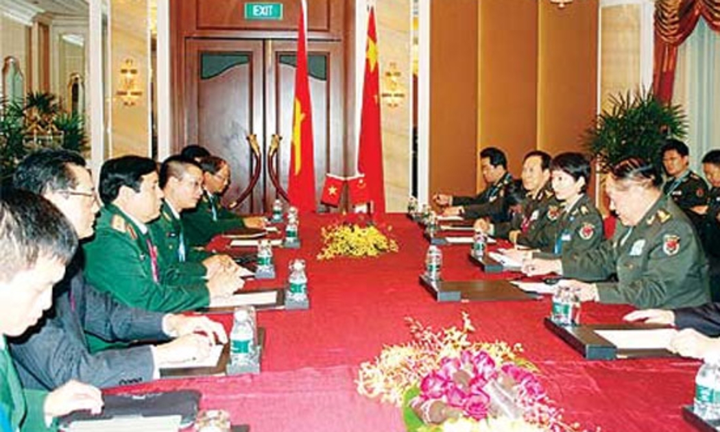 Bộ trưởng Quốc phòng, Đại tướng Phùng Quang Thanh cùng đoàn đại biểu Việt Nam (trái) thảo luận với phái đoàn Trung Quốc - Ảnh: Đặng Trung Bảo/Thanh Niên.
