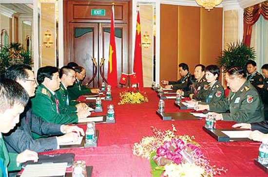 Bộ trưởng Quốc phòng, Đại tướng Phùng Quang Thanh cùng đoàn đại biểu Việt Nam (trái) thảo luận với phái đoàn Trung Quốc - Ảnh: Đặng Trung Bảo/Thanh Niên.