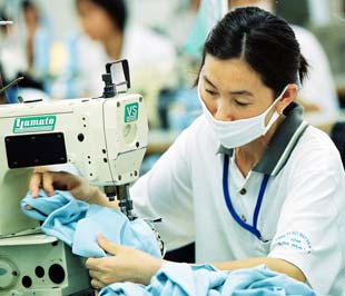 Để ổn định đời sống người lao động, đảm bảo năng suất, ngoài việc tăng tiền công sant phẩm nhiều doanh nghiệp còn có chế độ thưởng để khuyến khích công nhân.