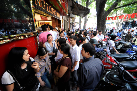 Quyết định cho nhập khẩu vàng được công bố vào chiều ngày 11/11 được xem như một liều thuốc giải nhiệt hiệu quả và kịp thời đối với cơn sốt vàng đang ở đỉnh điểm - Ảnh: Quang Liên.