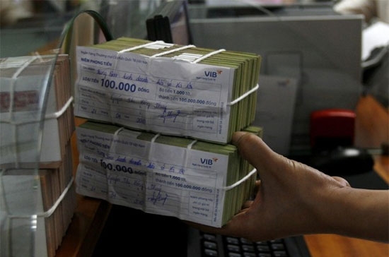 Những mức lãi suất cao và chính sách cộng thưởng lãi suất hiện không phải chỉ có từ những ngân hàng nhỏ, mà có cả ở một số ngân hàng lớn - Ảnh: Reuters.