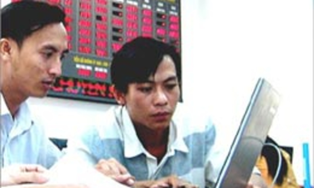 Nhà đầu tư trên sàn vàng - Ảnh: TL.