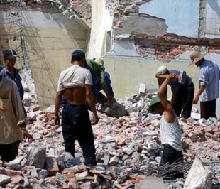 Thành phố đang tập trung triển khai công tác bồi thường, hỗ trợ, giải phóng mặt bằng cho các dự án: đường Lạc Long Quân; đường 5 kéo dài; đường vành đai 2 đoạn Nhật Tân - Bưởi, nút Bưởi... - Ảnh: Việt Tuấn.