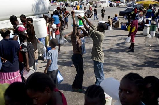 Theo ước tính của các cơ quan cứu trợ Liên hiệp quốc, trận động đất mạnh hơn 7 độ ríchte đã làm hơn 300 nghìn người rơi vào cảnh "màn trời chiếu đất" - Ảnh: Reuters.