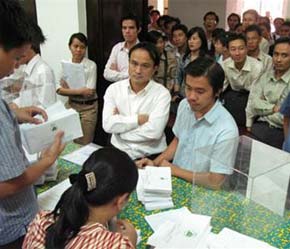 Đông đảo nhà đầu tư theo dõi phiên đấu giá bán cổ phần lần đầu ra bên ngoài của Công ty Phân đạm và Hóa chất dầu khí tại Trung tâm Giao dịch Chứng khoán TP.HCM ngày 21/4.