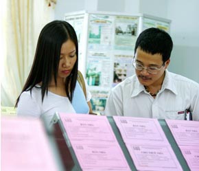 Không khí tại các trung tâm giao dịch bất động sản đã sôi động hơn - Ảnh: Việt Tuấn
