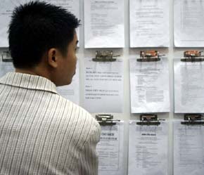 Tuần qua, thị trường tiếp tục bị tác động bởi những thông tin về lượng cung cổ phiếu, chứng chỉ quỹ sẽ tăng mạnh trong quý II và sẽ tăng vọt vào những tháng cuối năm nay - Ảnh: Việt Tuấn.