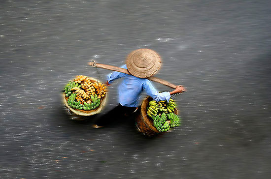 Lạm phát sẽ tác động trước hết đến những người lao động có thu nhập thấp - Ảnh: DNSG.