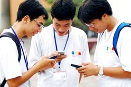 Tặng quà, khuyến khích dùng sim đã khóa hai chiều, tặng tiền khi chuyển sang thuê bao trả sau... là những biện pháp mà nhiều nhà cung cấp dịch vụ di động đã và đang áp dụng để thu hút người sử dụng, đưa họ trở thành khách hàng bền vững của mình.