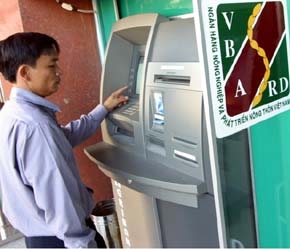 Hệ thống chuyển mạch Banknetvn chính thức đi vào hoạt động sẽ giúp các ngân hàng thành viên kết nối các mạng thanh toán thẻ ATM, khai thác và chia sẻ tiện ích của các hệ thống với nhau - Ảnh: Việt Tuấn.