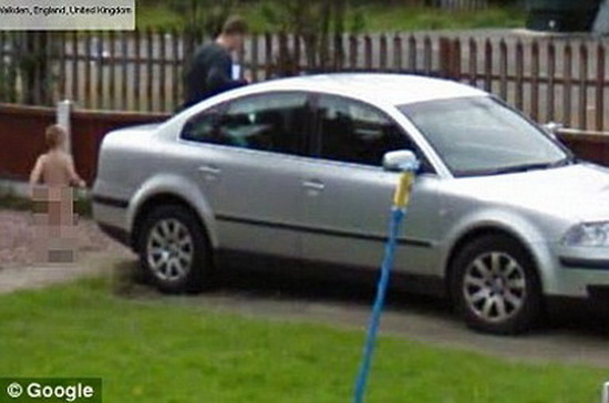 Hình ảnh bé Louis (bên trái) sau khi được Google sửa sai.