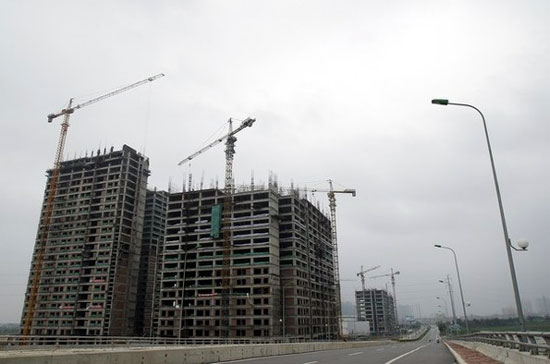 Khi niềm tin trên thị trường bị suy giảm, việc “khoe” tiến độ được cho là cứu cánh giúp các chủ đầu tư lôi kéo khách hàng đến với mình.