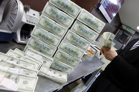 Các bộ ngành đang góp phần hạn chế những yếu tố có thể tác động mạnh đến vấn đề tỷ giá và những biến động trên thị trường ngoại hối - Ảnh: Reuters.