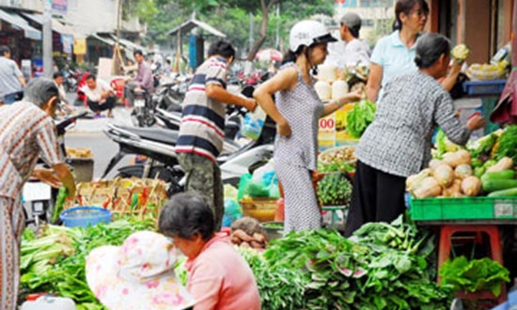 Các bà nội trợ không khỏi lo lắng khi một số mặt hàng thiết yếu tăng giá sau Tết - Ảnh: HTD.