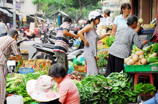 Các bà nội trợ không khỏi lo lắng khi một số mặt hàng thiết yếu tăng giá sau Tết - Ảnh: HTD.
