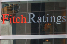 Theo Fitch, tỷ giá VND hiện vẫn còn dễ bị tổn thương nếu có sự chuyển hướng của dòng tiền sang vàng hay ngoại tệ, gây bất lợi cho sự ổn định tài chính.