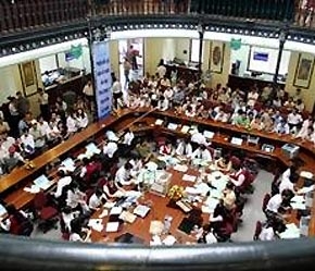 Mặc dù có tới 13 đại lý đấu giá tham gia đợt IPO Bảo Việt nhưng với số lượng nhà đầu tư quá đông, cảnh xếp hàng rồng rắn lại xảy ra tại các điểm đăng ký.