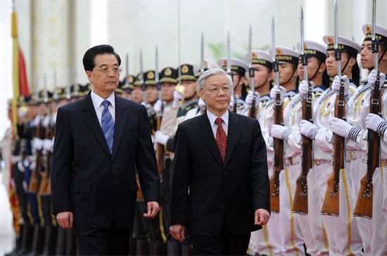 Tổng bí thư Nguyễn Phú Trọng và Tổng bí thư, Chủ tịch nước Hồ Cẩm Đào duyệt đội danh dự quân đội Trung Quốc - Ảnh: Xinhua.