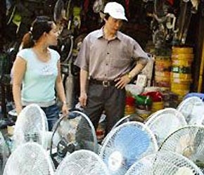 Trung bình mỗi quạt tích điện cỡ lớn có giá bán 280.000 đồng, cỡ nhỏ 180.000 đồng/cái.