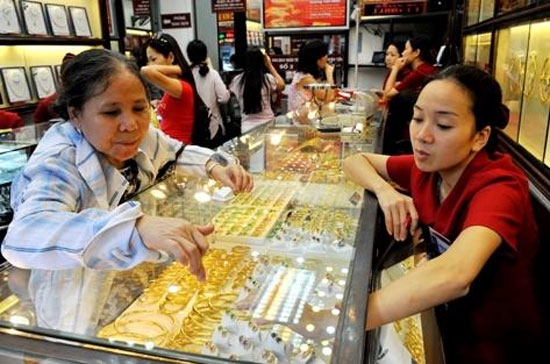 Khi giá USD tăng, giá vàng trong nước cũng bị đẩy tăng mạnh, tạo thành một “vòng luẩn quẩn” không dễ bị phá vỡ - Ảnh: VnExpress.