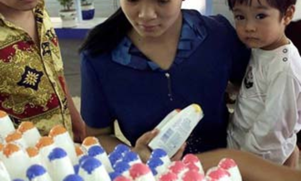 Thời giá cả tăng cao, người tiêu dùng không khỏi đắn đo trước những nhu yếu phẩm hàng ngày - Ảnh: Việt Tuấn.