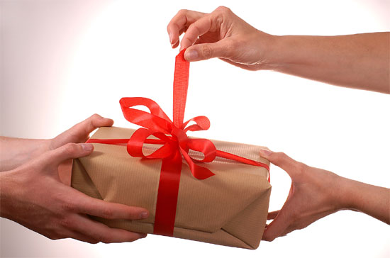 Từ năm 2009 mới thống kê được con số về tình hình nhận và nộp lại quà tặng, nhưng chưa thể biết danh tính những người biếu tặng cùng động cơ của họ.