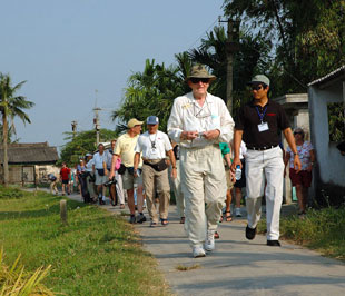 Từ nay đến hết tháng 9/2009, công dân tất cả các nước và vùng lãnh thổ vào Việt Nam du lịch theo các tour khuyến mại của các doanh nghiệp lữ hành quốc tế tham gia chương trình khuyến mại “Ấn tượng Việt Nam” được miễn lệ phí thị thực.