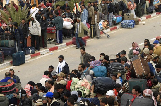 Dòng người nước ngoài tìm cách chạy khỏi Libya, tại một sân bay ở thành phố Djerba - Ảnh: Reuters.