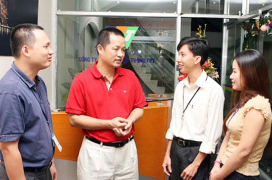Ông Trương Đình Anh (áo đỏ) và các nhân viên tại FPT.